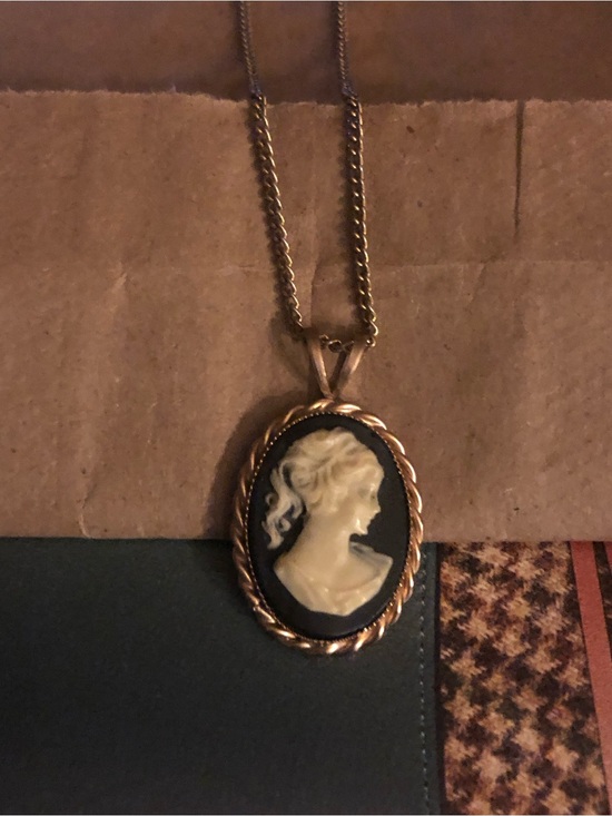 Vintage Jewelry - Vintage Gold and Black Victorian Cameo Pendant Necklace EUC